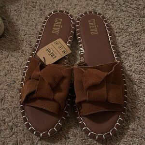 New With Tags Crevo Memory Foam Sandals